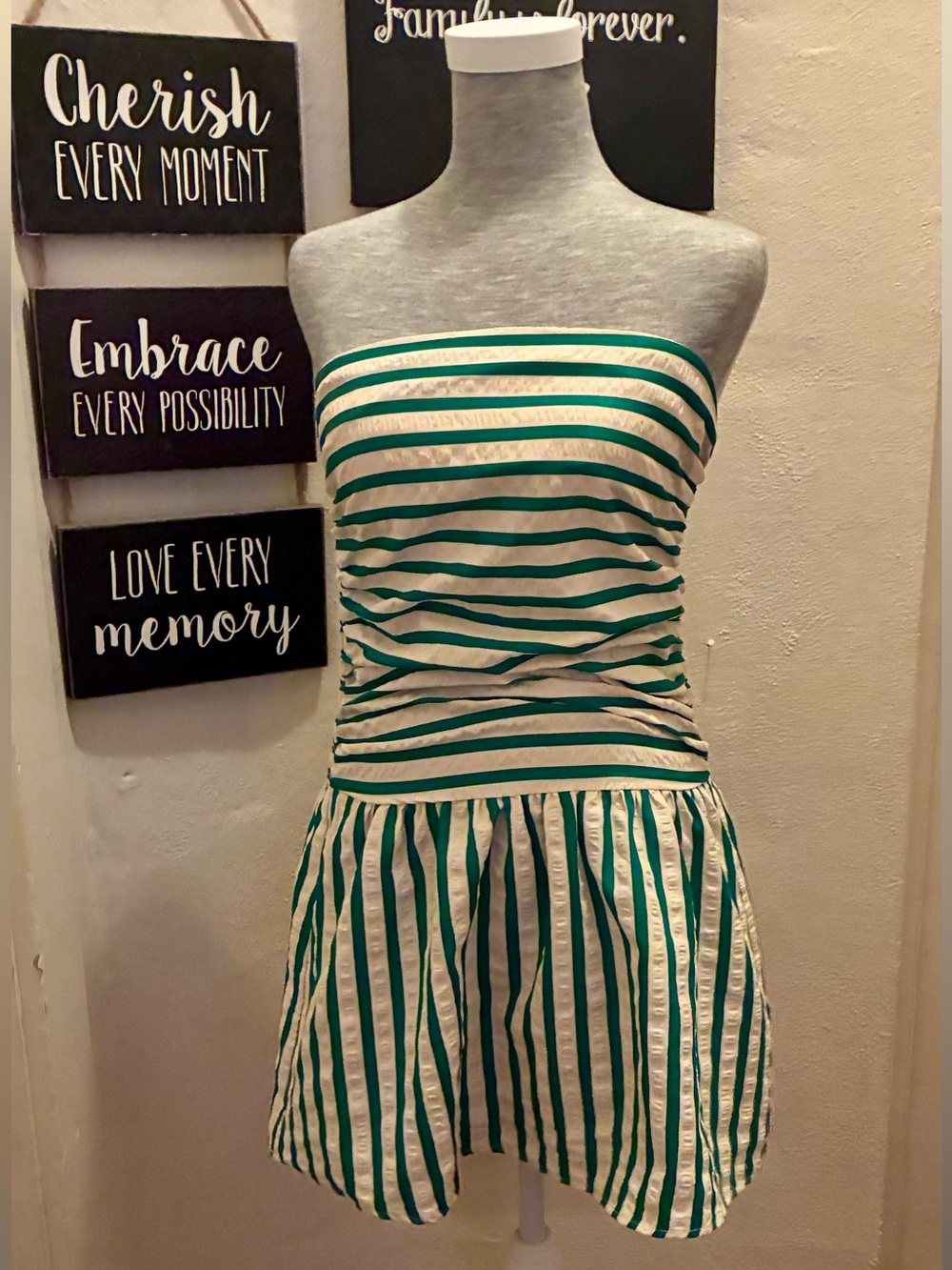 Green and White Striped Strapless Dress🌼